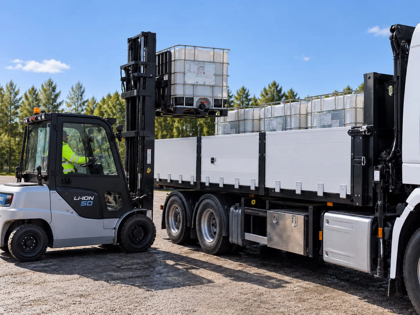 Hämtning och transport av skrot och avfall med Trigos fordon.
